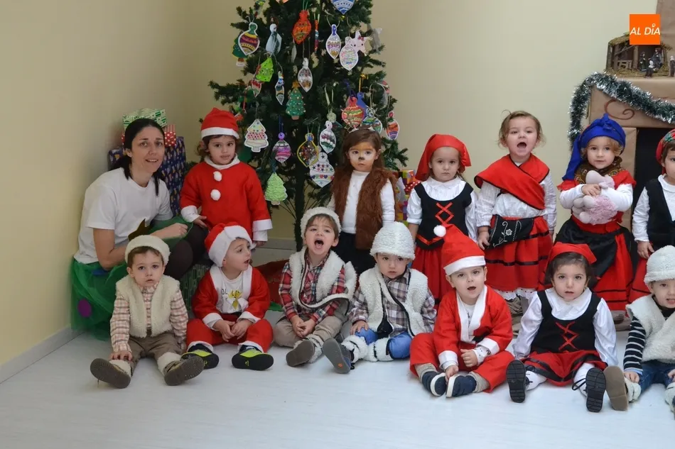 Foto 7 - Los disfraces de pastores y Pap&aacute; Noel dominan en la fiesta navide&ntilde;a de la Escuela Infantil  