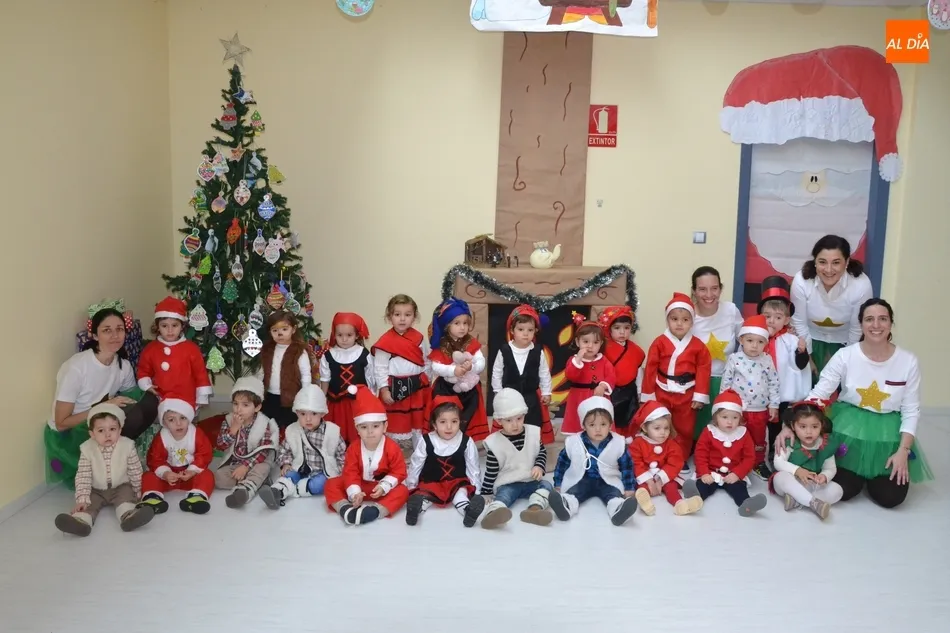 Foto 4 - Los disfraces de pastores y Pap&aacute; Noel dominan en la fiesta navide&ntilde;a de la Escuela Infantil  