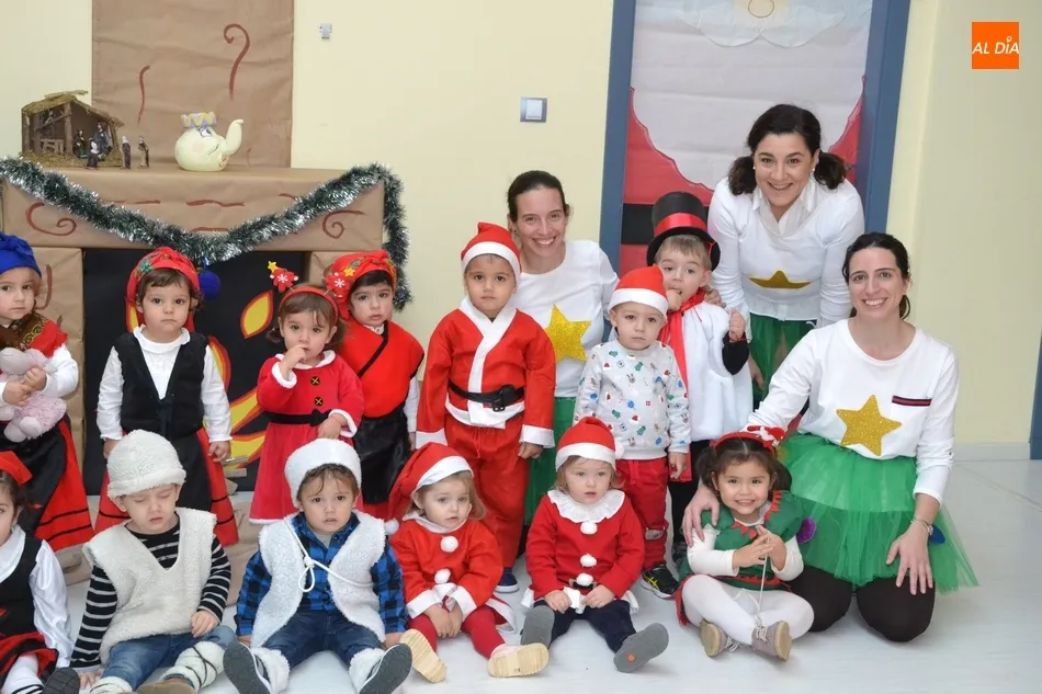 Foto 5 - Los disfraces de pastores y Pap&aacute; Noel dominan en la fiesta navide&ntilde;a de la Escuela Infantil  