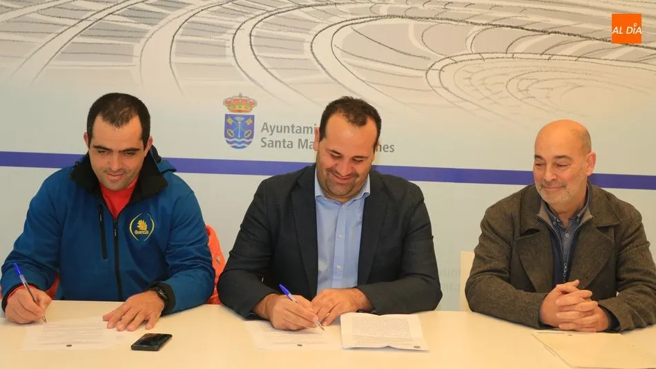 El alcalde de Santa Marta (centro) firma el convenio con la Asociación Quercus. Foto: Alberto Martín