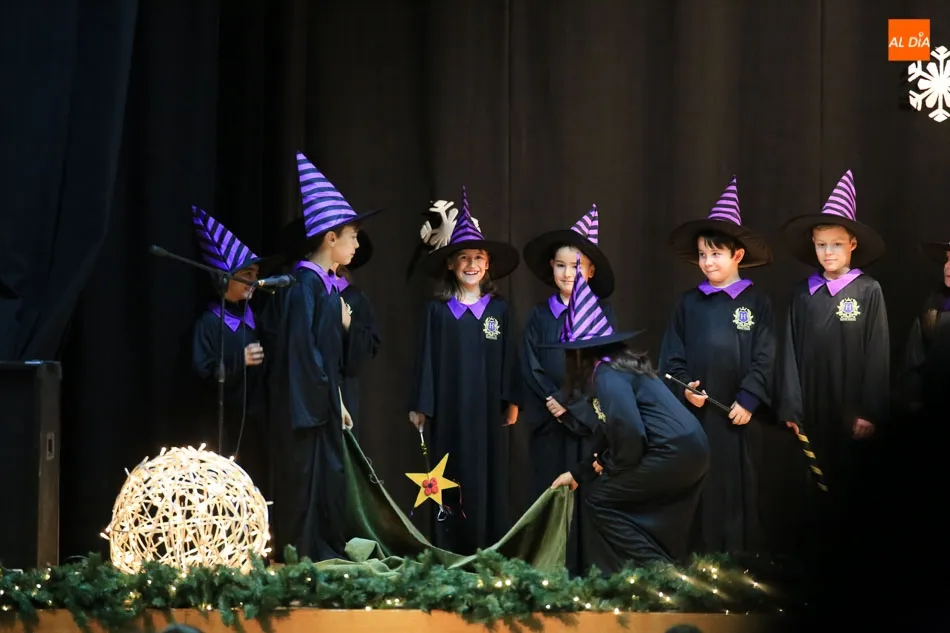 Foto 11 - Alumnos y docentes del colegio Antonio Machado celebran un Festival de Navidad m&aacute;gico