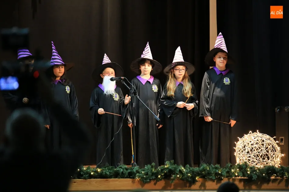 Foto 10 - Alumnos y docentes del colegio Antonio Machado celebran un Festival de Navidad m&aacute;gico