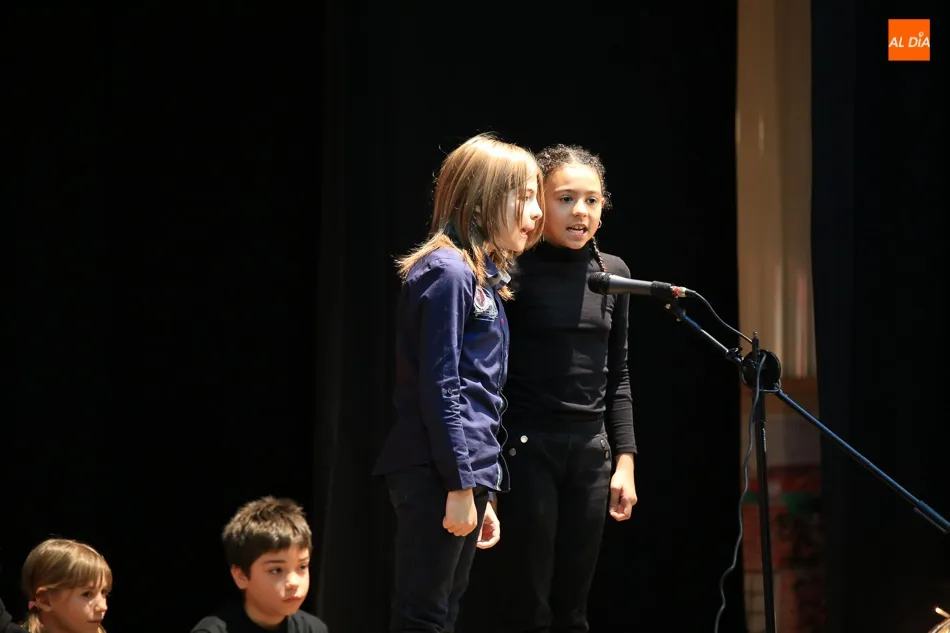 Foto 3 - Alumnos y docentes del colegio Antonio Machado celebran un Festival de Navidad m&aacute;gico