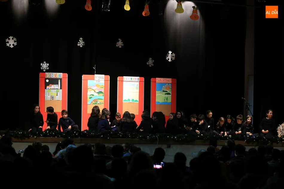 Foto 2 - Alumnos y docentes del colegio Antonio Machado celebran un Festival de Navidad m&aacute;gico