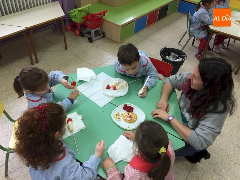 Foto 2 - Los m&aacute;s peque&ntilde;os del Colegio Trinitarios se divierten mediante un taller de cocina