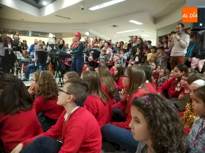 Foto 5 - El Centro Comercial El Tormes entrega los premios de su III Certamen de Villancicos