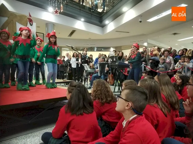 Foto 4 - El Centro Comercial El Tormes entrega los premios de su III Certamen de Villancicos