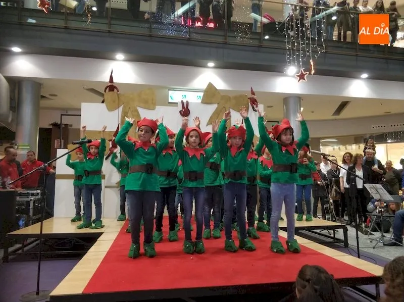 Foto 3 - El Centro Comercial El Tormes entrega los premios de su III Certamen de Villancicos