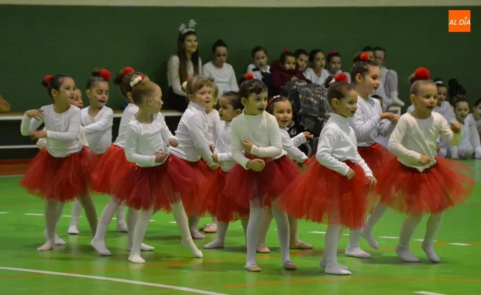 La Escuela de gimnasia rítmica de la AMPA de San Francisco ofrece su primera exhibición  