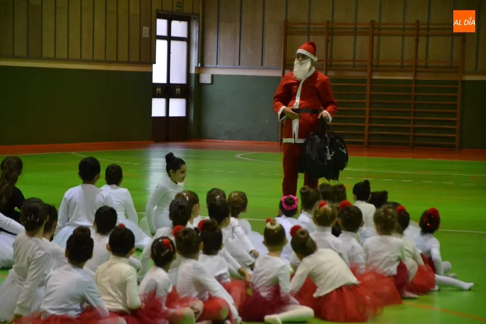 Foto 7 - La Escuela de gimnasia r&iacute;tmica de la AMPA de San Francisco ofrece su primera exhibici&oacute;n  