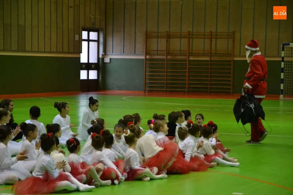 Foto 9 - La Escuela de gimnasia r&iacute;tmica de la AMPA de San Francisco ofrece su primera exhibici&oacute;n  