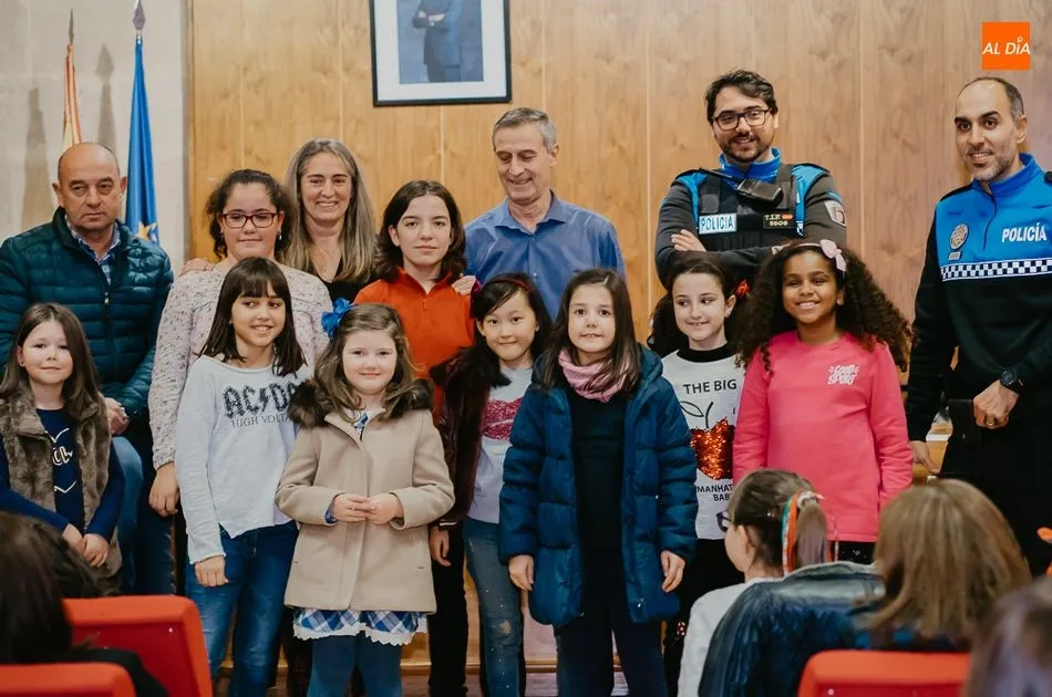 Los ganadores del concurso recibieron sus premios en el salón de plenos