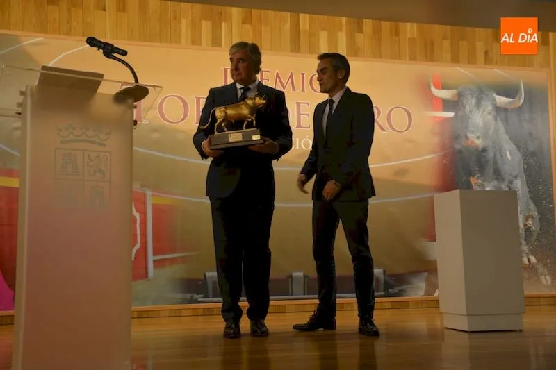 Foto 3 - &lsquo;Liricoso&rsquo;, de la ganader&iacute;a Montalvo, recibe el premio Toro de Oro de la Junta de Castilla y...