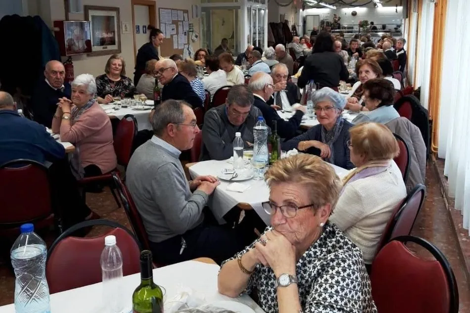 Foto 2 - El Centro de D&iacute;a de Mayores celebra las Bodas de Oro y 85 cumplea&ntilde;os de sus socios  