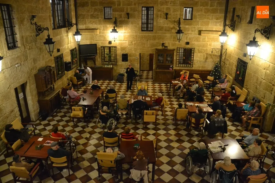 Lauren Risueño anima con canciones de toda la vida a los residentes de Obispo Téllez  