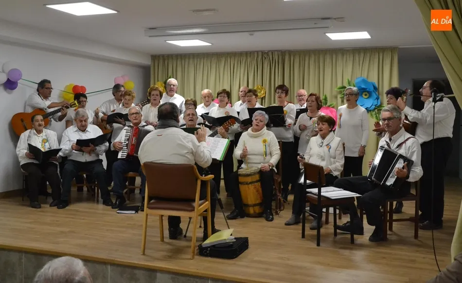 La Rondalla Aires del Águeda completa sus actuaciones en la Residencia San José  