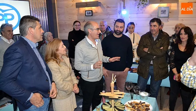 Alcaldes, concejales, afiliados y simpatizantes del PP participaban en la celebración navideña en Peñaranda junto a Javier Iglesias