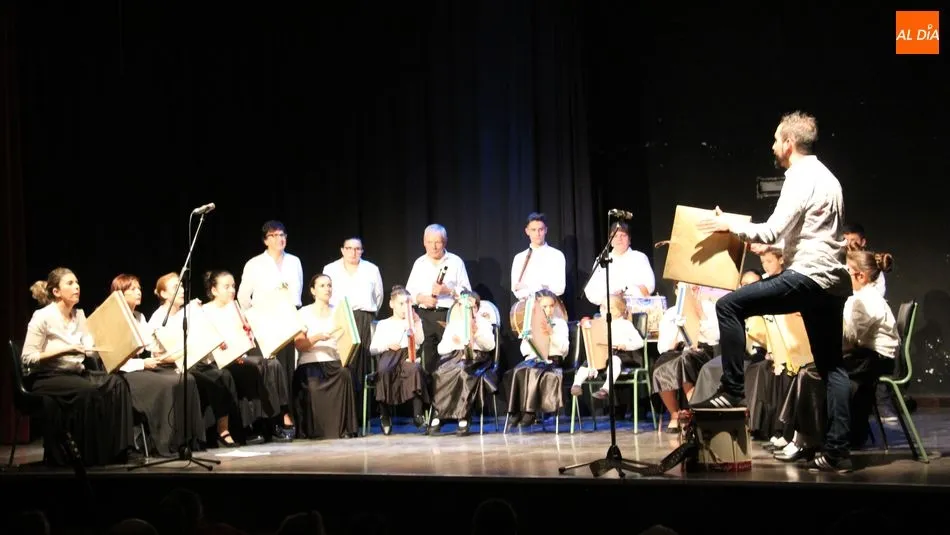 Las alumnas de bailes charros lucieron faldas negras en señal de duelo por Laura Luelmo / MARIBEL