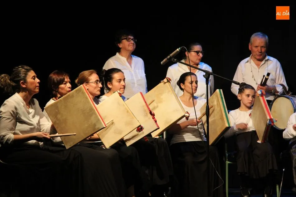 Foto 6 - Acordes y bailes de la Escuela Municipal de M&uacute;sica en recuerdo a Laura Luelmo  