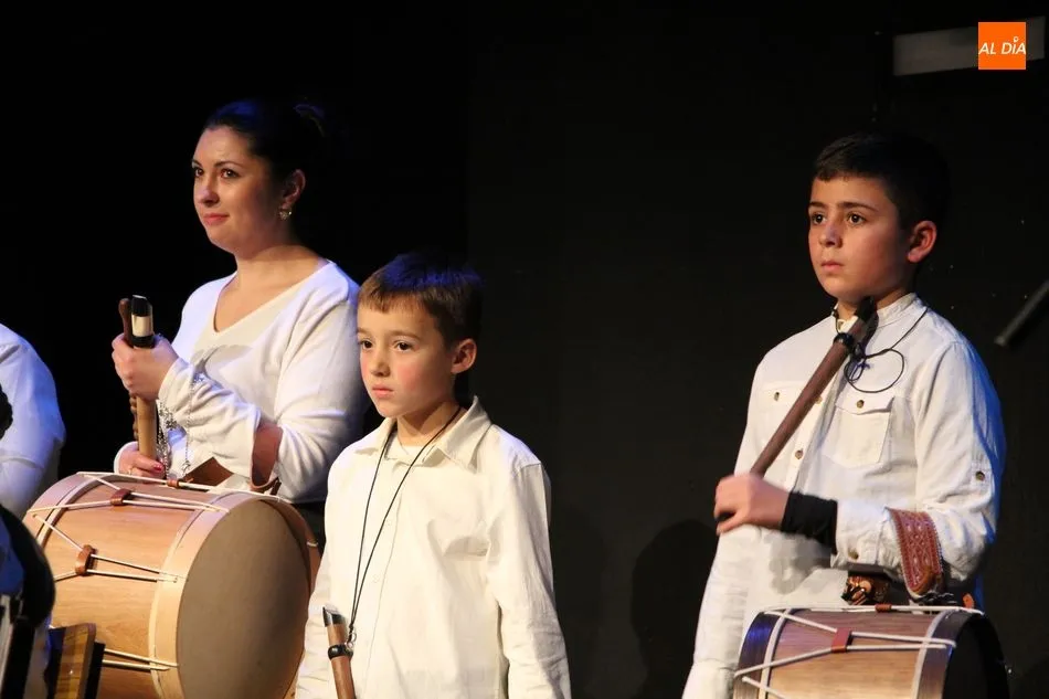 Foto 5 - Acordes y bailes de la Escuela Municipal de M&uacute;sica en recuerdo a Laura Luelmo  
