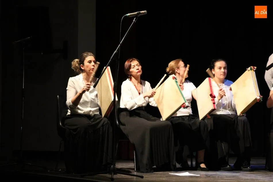 Foto 2 - Acordes y bailes de la Escuela Municipal de M&uacute;sica en recuerdo a Laura Luelmo  