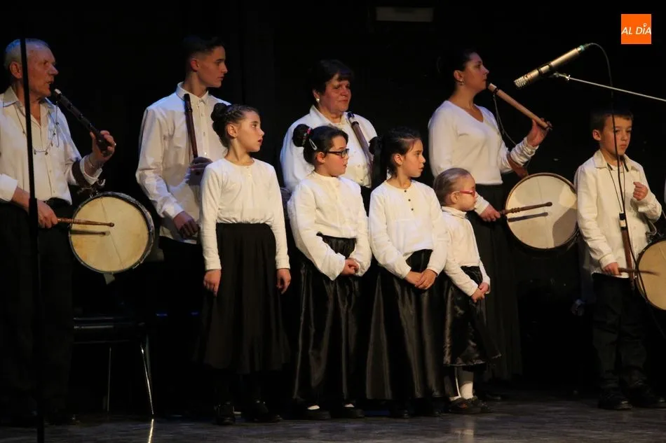 Foto 11 - Acordes y bailes de la Escuela Municipal de M&uacute;sica en recuerdo a Laura Luelmo  