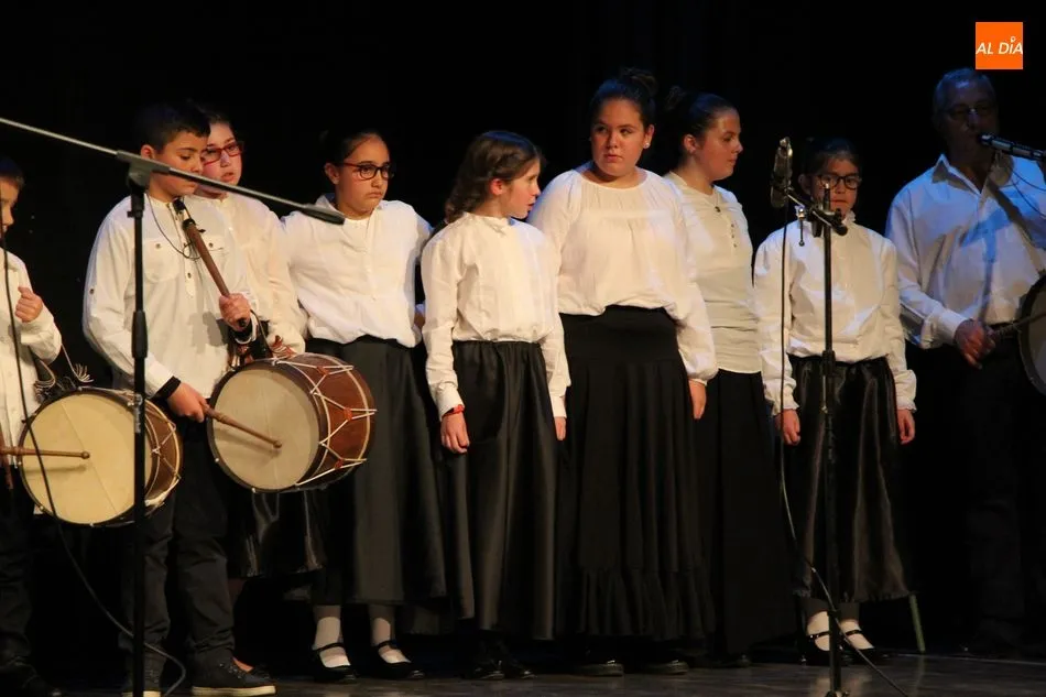 Foto 9 - Acordes y bailes de la Escuela Municipal de M&uacute;sica en recuerdo a Laura Luelmo  