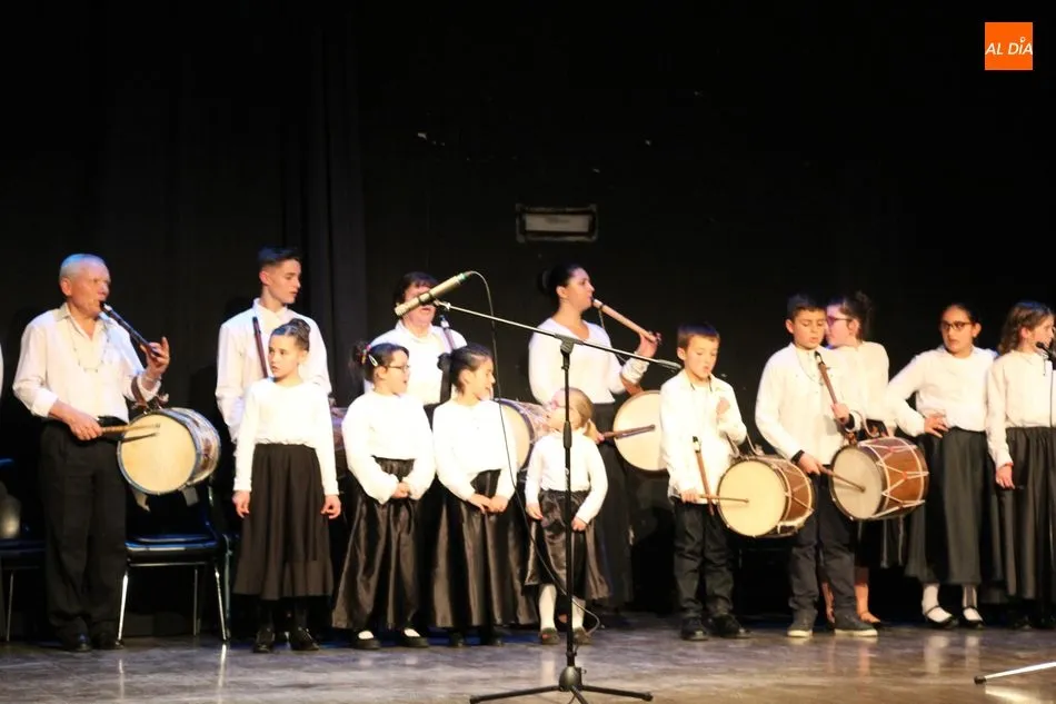 Foto 8 - Acordes y bailes de la Escuela Municipal de M&uacute;sica en recuerdo a Laura Luelmo  