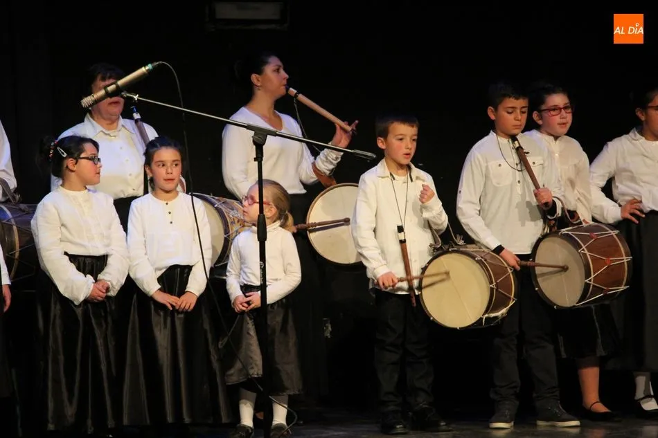 Foto 7 - Acordes y bailes de la Escuela Municipal de M&uacute;sica en recuerdo a Laura Luelmo  