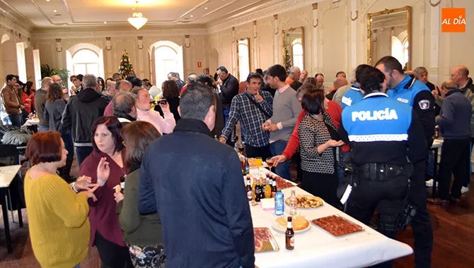 Corporación y trabajadores municipales celebraban en el Centro Social el tradicional convite de Navidad