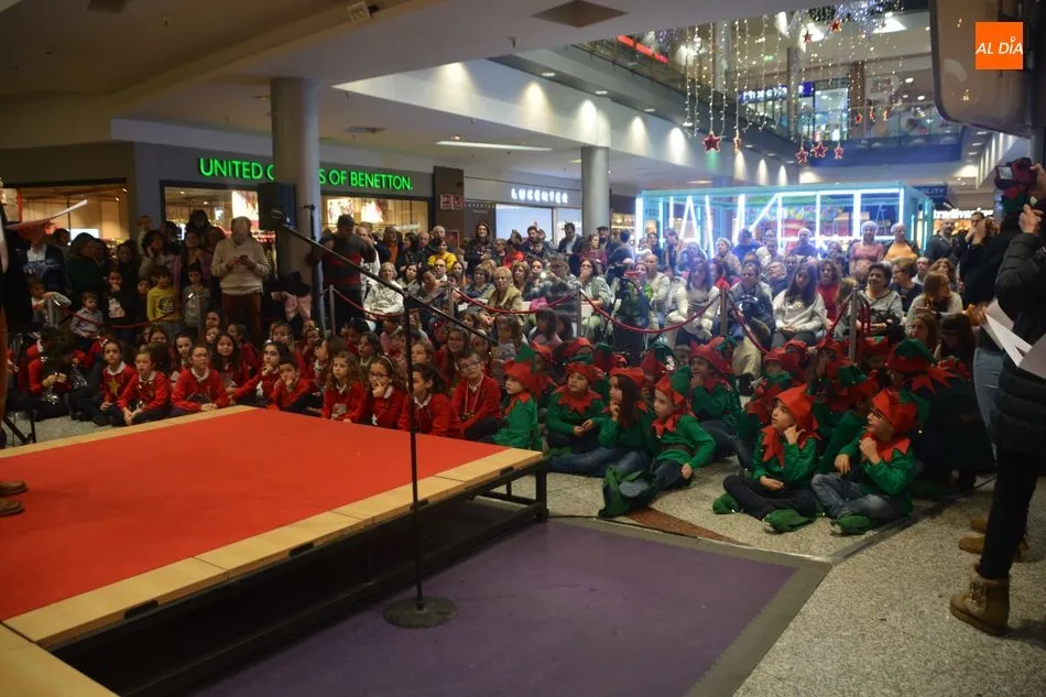 Foto 8 - El Centro Comercial El Tormes entrega los premios de su III Certamen de Villancicos