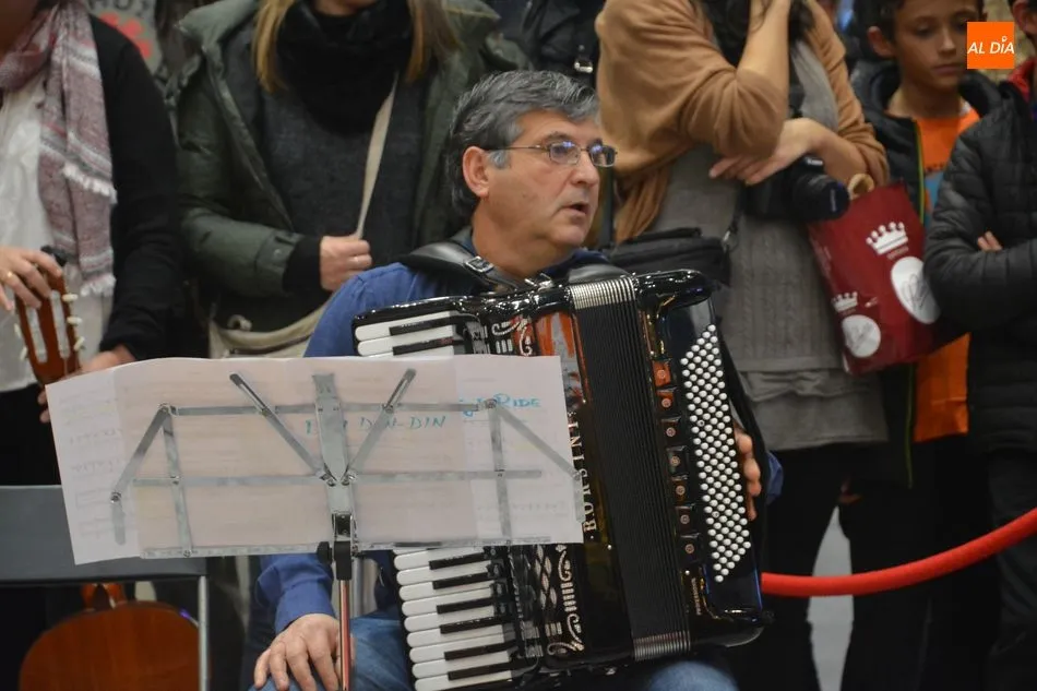 Foto 7 - El Centro Comercial El Tormes entrega los premios de su III Certamen de Villancicos