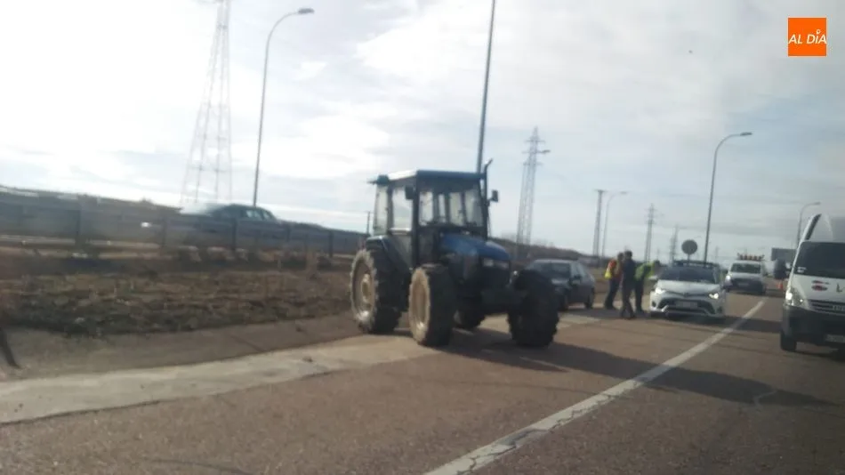 Foto 2 - Colisi&oacute;n entre un tractor y un turismo cerca del Estadio Helm&aacute;ntico  