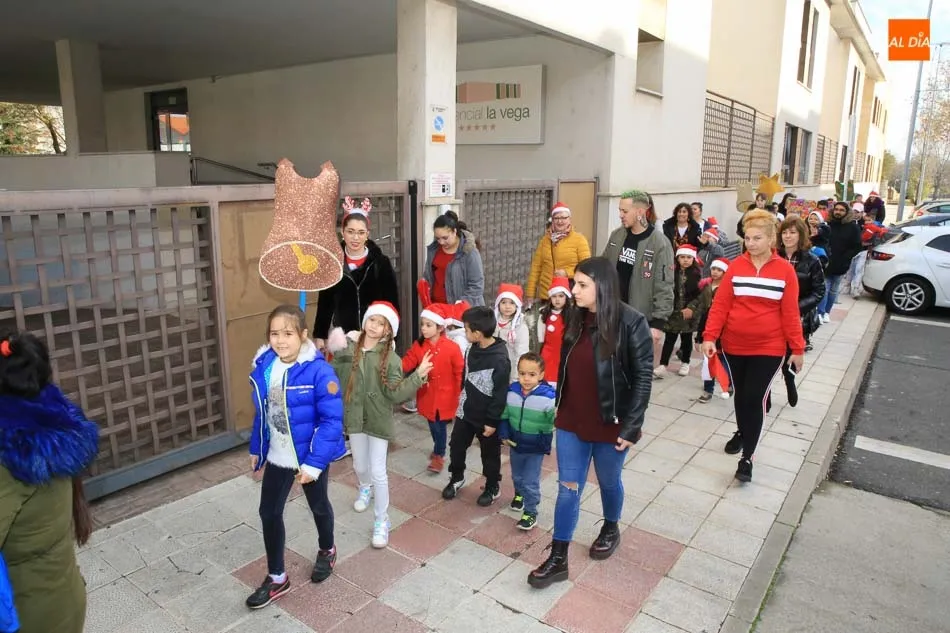 Foto 10 - El CEIP Lazarillo de Tormes ofrece su pasacalles musical a todos los vecinos de Chamber&iacute;  
