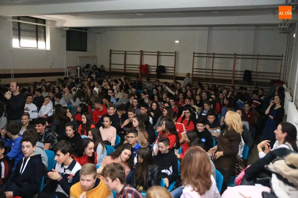 Foto 6 - Alumnos del Colegio San Juan Bosco disfrutan de un encuentro intergeneracional  