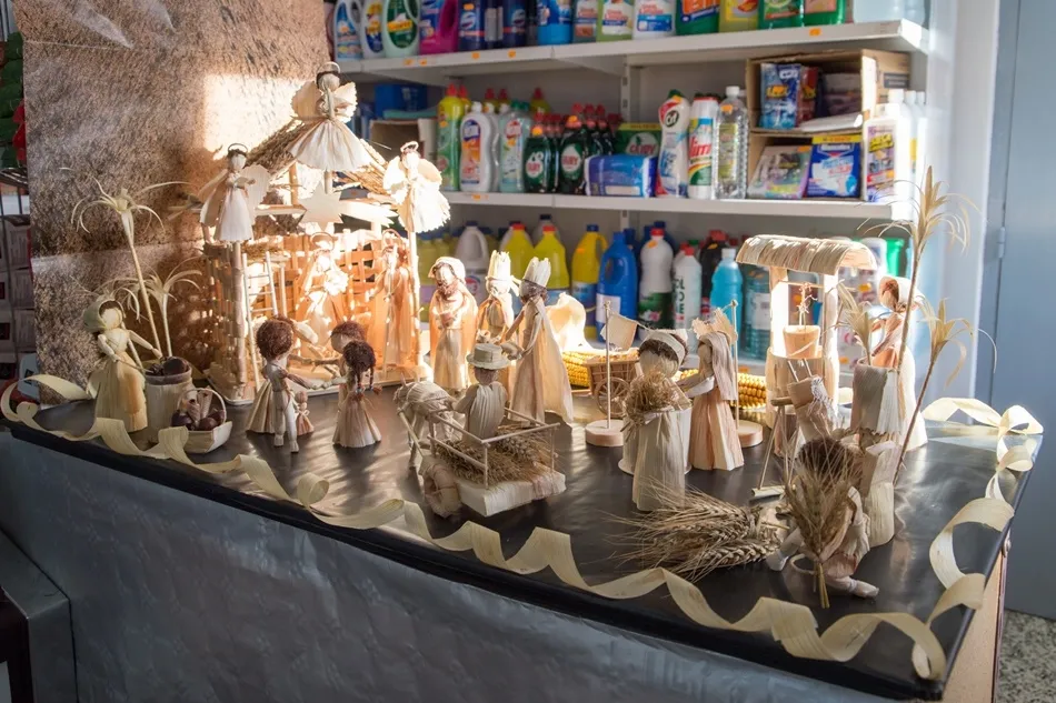 El belén está hecho con materiales de la planta de maíz