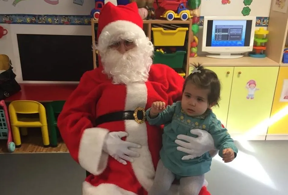 Foto 4 - Pap&aacute; Noel entrega regalos y caramelos a los ni&ntilde;os del CRA Los Arribes  