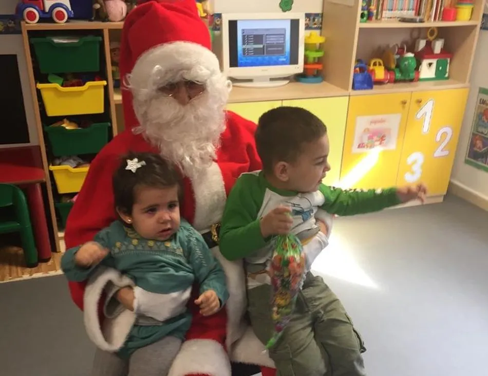 Foto 3 - Pap&aacute; Noel entrega regalos y caramelos a los ni&ntilde;os del CRA Los Arribes  
