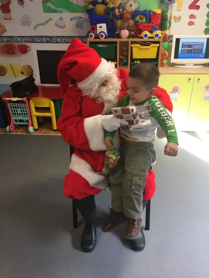 Foto 2 - Pap&aacute; Noel entrega regalos y caramelos a los ni&ntilde;os del CRA Los Arribes  