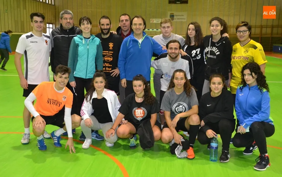 Profesores y parte de los alumnos que participaron en los partidos