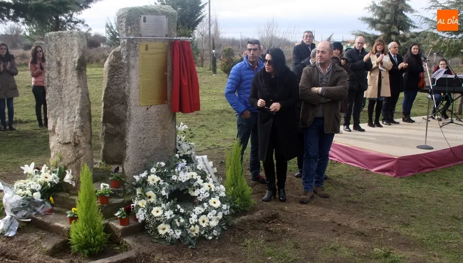 Momento en el que se descubría una placa en recuerdo a los fallecidos / FOTOS: PACO CAÑAMERO