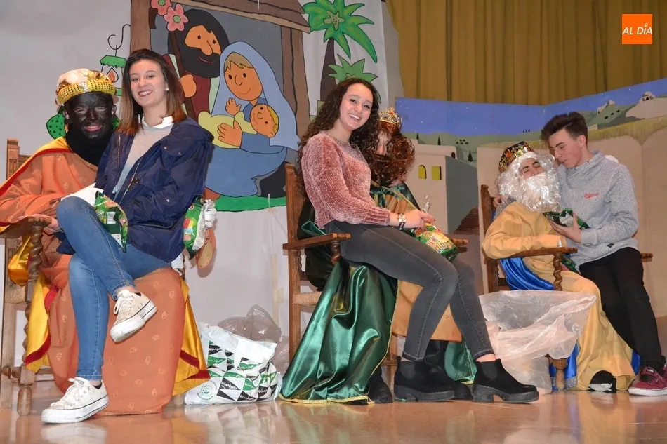 Foto 9 - El Colegio Misioneras-Santa Teresa recibe a los Reyes Magos antes de irse de vacaciones  