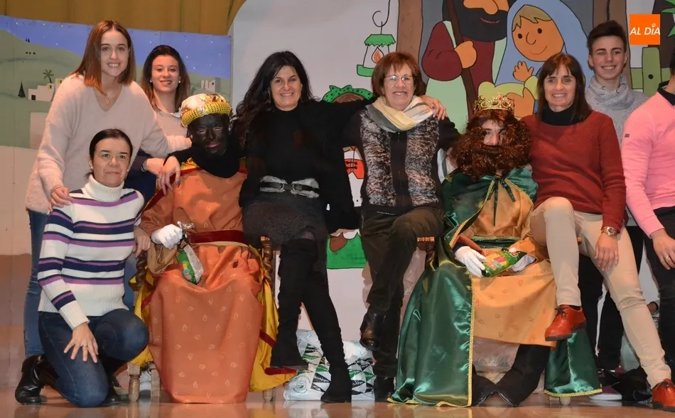 Foto 8 - El Colegio Misioneras-Santa Teresa recibe a los Reyes Magos antes de irse de vacaciones  