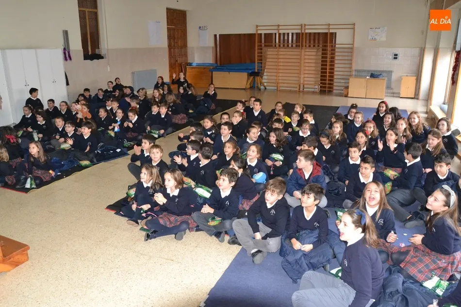 Foto 6 - El Colegio Misioneras-Santa Teresa recibe a los Reyes Magos antes de irse de vacaciones  