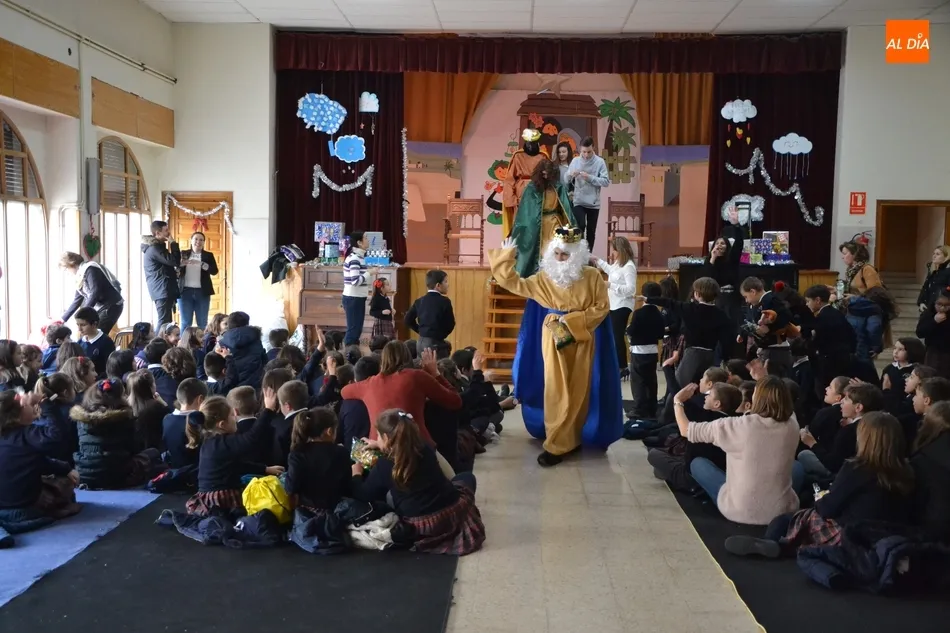 Foto 5 - El Colegio Misioneras-Santa Teresa recibe a los Reyes Magos antes de irse de vacaciones  