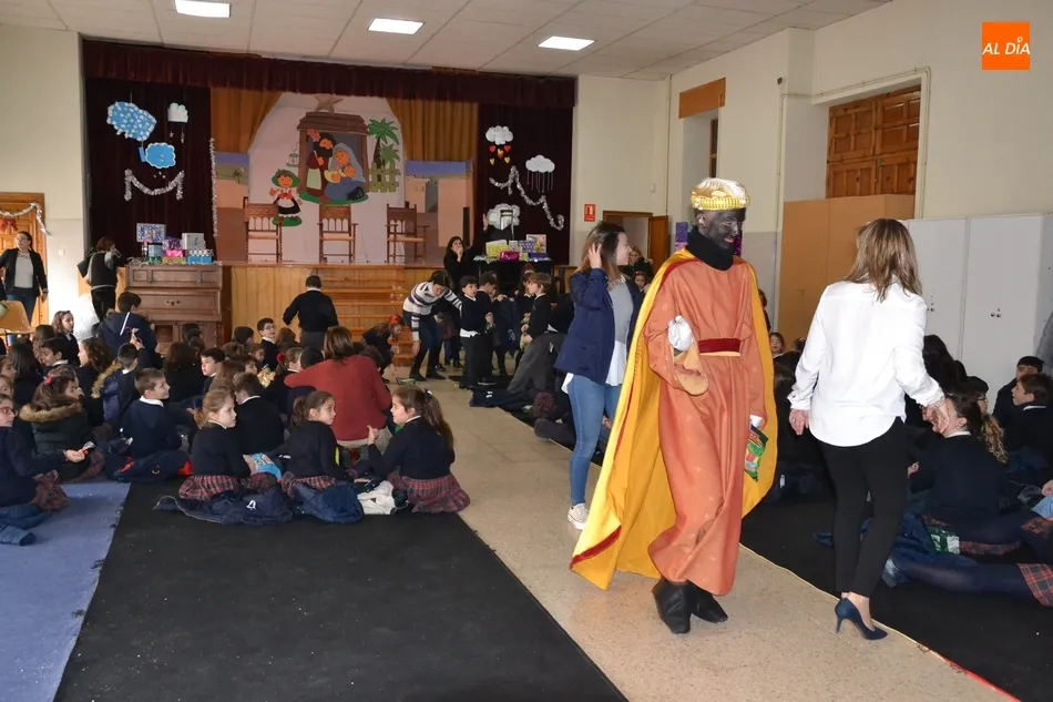 Foto 4 - El Colegio Misioneras-Santa Teresa recibe a los Reyes Magos antes de irse de vacaciones  