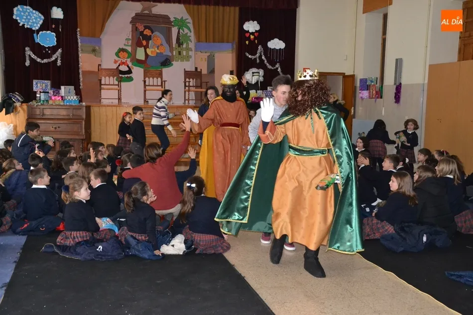 Foto 3 - El Colegio Misioneras-Santa Teresa recibe a los Reyes Magos antes de irse de vacaciones  