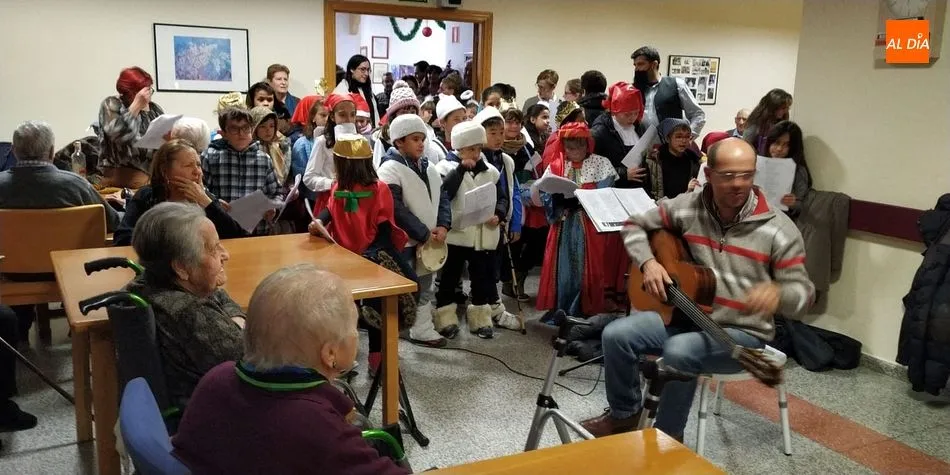 Foto 2 - La residencia de mayores festeja la Navidad a ritmo de villancico
