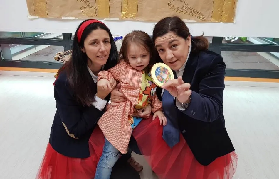 ‘Las niñas de San Ildefonso’ de la Escuela Infantil sortean sus ‘moneditas de chocolate’  