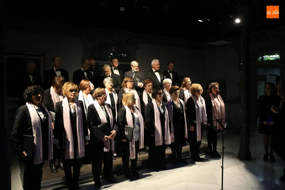 Foto 10 - La Coral Salmantina ofrece un magistral concierto de Navidad en el Museo Casa Lis